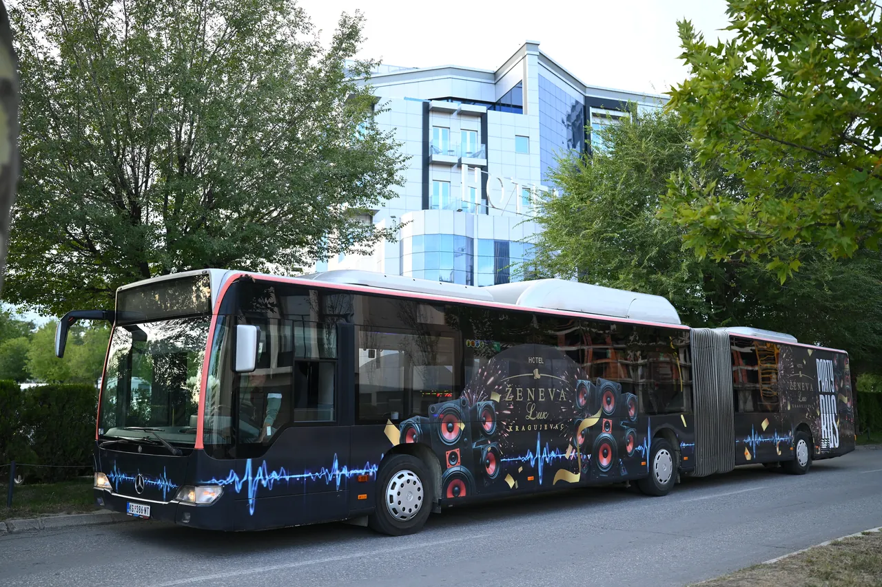 Brendirani Party Bus sa hotelom Ženeva Lux u pozadini