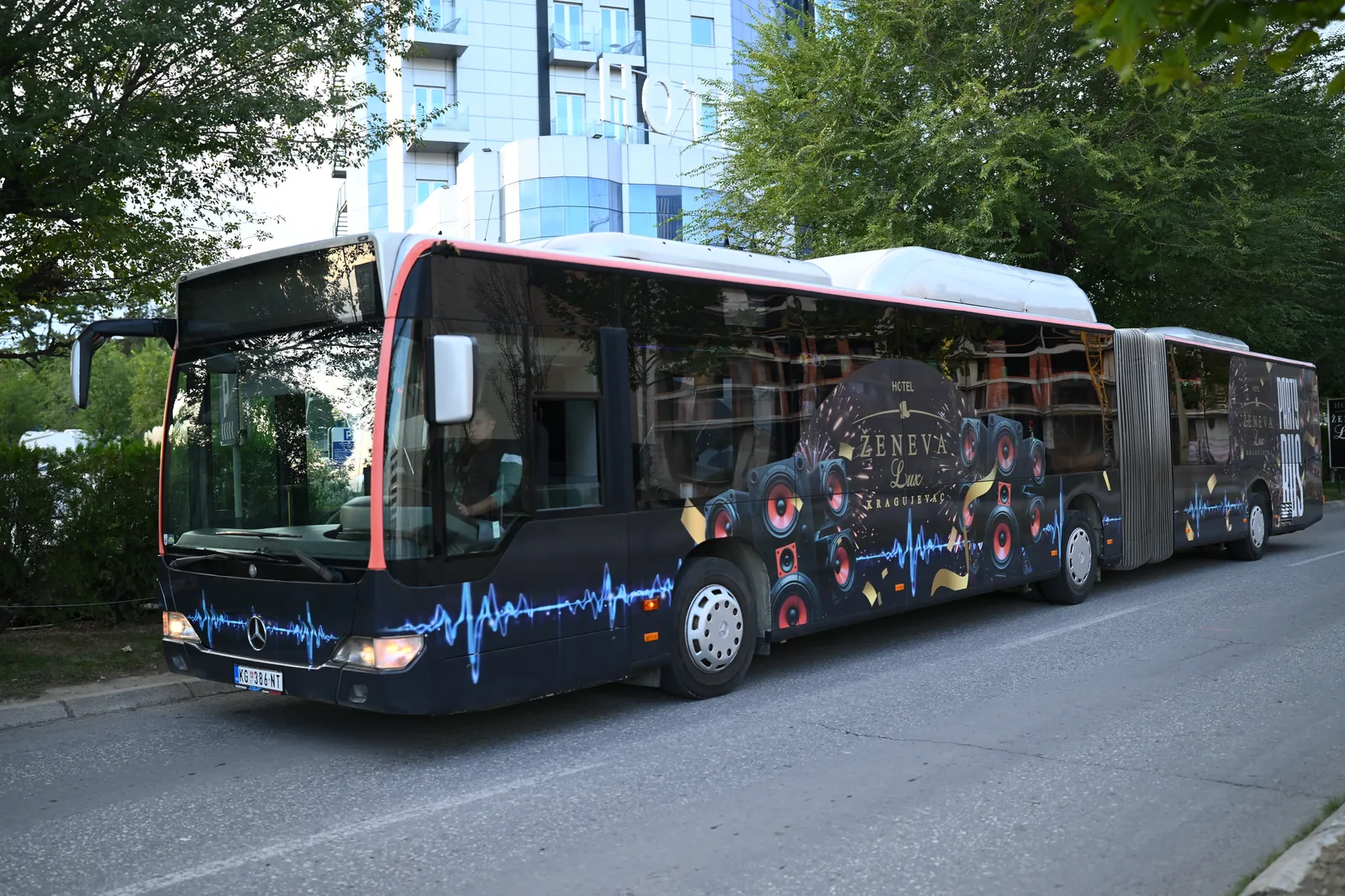 Ženeva Lux Party Bus ispred hotela, pogled sa prednje i bočne strane